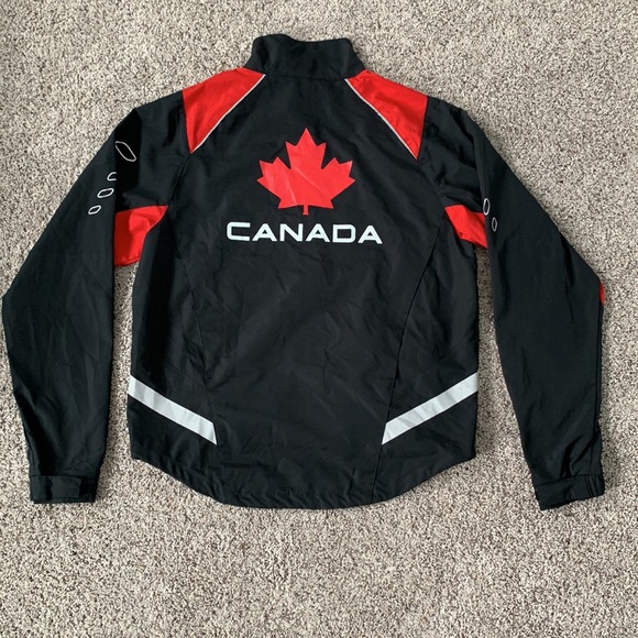 Running Room Run Team Canada Jacket - Picture 9 of 14